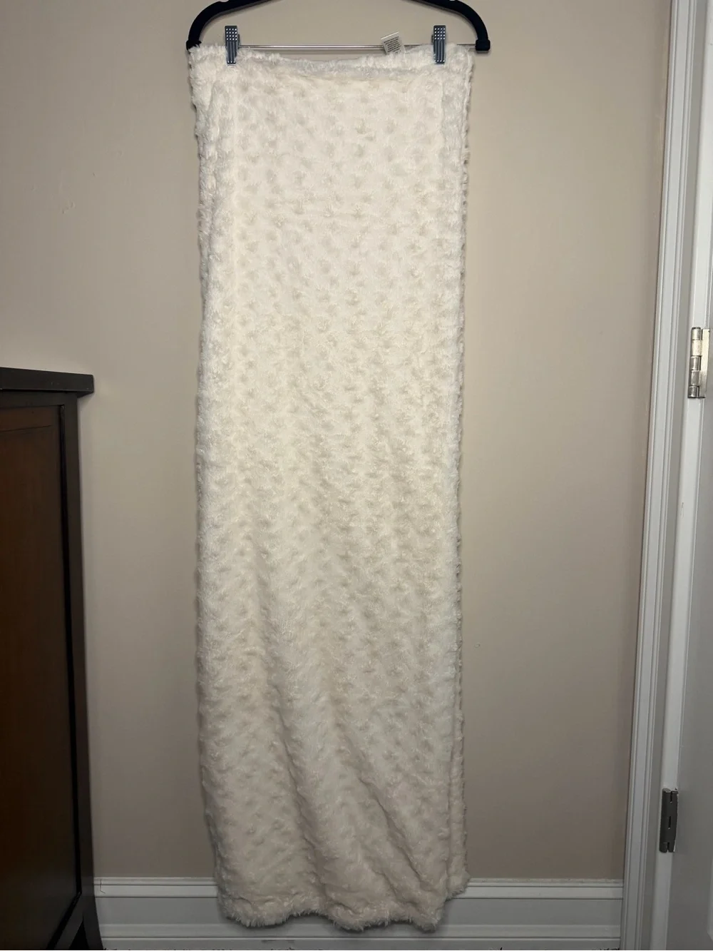 NWOT Cozy Faux Fur Ivory Throw Blanket